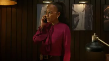 Blusa de seda con volantes de Gucci usada por Amanda Wagner (Sonja Sohn) como se ve en Will Trent (T03E13)