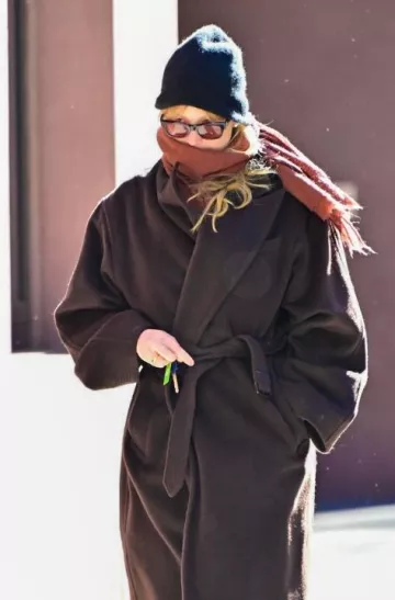 Gorro The Row Dagen en cachemira y seda usado por Jennifer Lawrence en la ciudad de Nueva York el 9 de abril de 2025