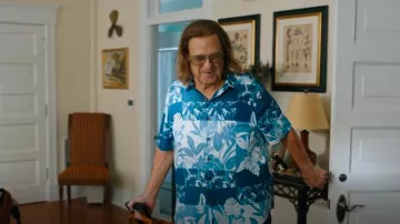 Camisa de manga corta de patchwork polimodal floral caribeño usada por Eli Gemstone (John Goodman) como se ve en The Righteous Gemstones (S04E04)