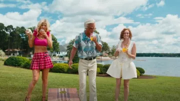 Shushu-Tong Mini vestido Cady-Jacquard con ribetes de encaje con volantes en amarillo usado por Tiffany Freeman (Valyn Hall) como se ve en The Righteous Gemstones (S04E04)