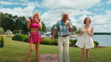 Antonio Melani Solid Rosette Strap Bralette Swim Top usado por Jana Milsap (Arden Myrin) como se ve en The Righteous Gemstones (S04E04)