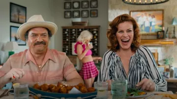 Proenza Schouler Robe midi en mousseline de soie rayée portée par Amber Gemstone (Cassidy Freeman) comme on le voit dans The Righteous Gemstones (S04E04)