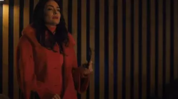Kate Spade Manteau en laine à col en fausse fourrure porté par Marianne Feriera (Nicola Correia-Damude) comme on le voit dans SkyMed (S03E01)