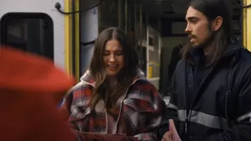 Coton sur veste à carreaux portée par Rosie (Joelle Farrow) comme on le voit dans SkyMed (S03E01)