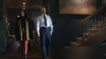 Pantalon en brocart Kate Spade Flourish Swirl porté par Marianne Feriera (Nicola Correia-Damude) comme on le voit dans SkyMed (S03E01)