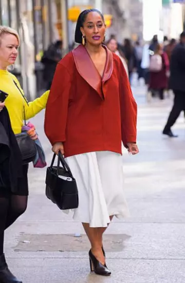 Jupe mi-longue en sergé plissé Bottega Veneta portée par Tracee Ellis Ross à New York le 9 avril 2025