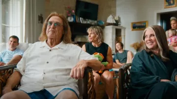 Camisa Tommy Bahama Pina Palms usada por Eli Gemstone (John Goodman) como se ve en The Righteous Gemstones (T04E04)