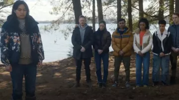 Veste Columbia Pike Lake II portée par Crystal (Morgan Holmstrom) vue dans SkyMed (S03E02)