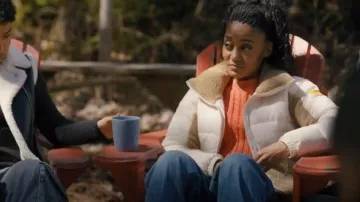 Columbia Leadbetter Point™ Sherpa Hybrid Puffer Jacket portée par Lexi (Mercedes Morris) comme on le voit dans SkyMed (S03E02)