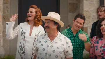 Tory Burch Vestido Largo Blanco con Aplicaciones Floreales en Lino usado por Amber Gemstone (Cassidy Freeman) como se ve en The Righteous Gemstones (S04E04)