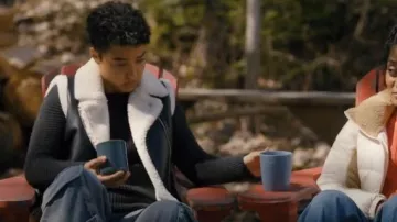 Sebby Collection Moto Zip Front Faux Cuir Shearling Gilet porté par Stef (Sydney Kuhne) comme on le voit dans SkyMed (S03E02)