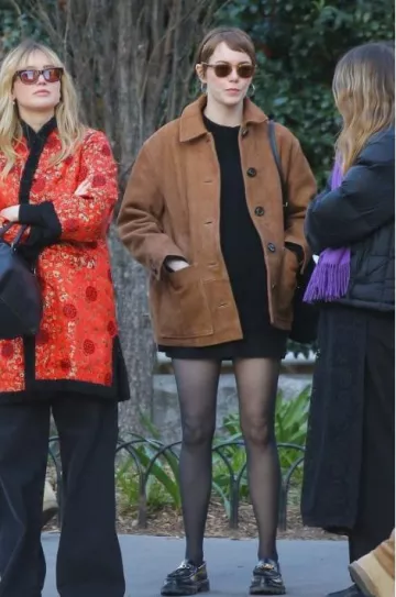 Veste Soeur Vincenzo portée par Emma Stone à New York le 9 avril 2025