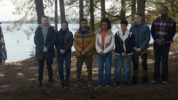 Tommy Hilfiger Monogram Applique Tartan Varsity Jacket usado por Tristan (Kheon Clarke) visto en SkyMed (S03E02)