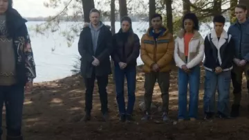 The North Face 1996 Retro Nuptse Jacket portée par Hayley (Natasha Calis) comme on le voit dans SkyMed (S03E02)