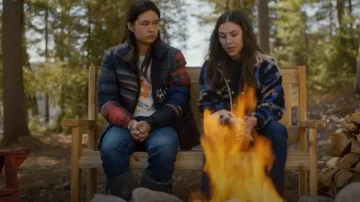 Polo Ralph Lauren Veste à capuche en patchwork portée par Crystal (Morgan Holmstrom) comme on le voit dans SkyMed (S03E02)