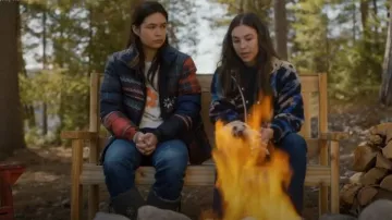 Free People Rocky Ridge Pullover porté par Rosie (Joelle Farrow) comme on le voit dans SkyMed (S03E02)