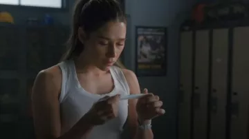 Débardeur de cou porté par Hayley (Natasha Calis) comme on le voit dans SkyMed (S03E03)