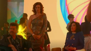 Chiara Boni La Petite Robe Delphi Peacock Sequin Midi-Dress usado por Amber Gemstone (Cassidy Freeman) como se ve en The Righteous Gemstones (S04E05)