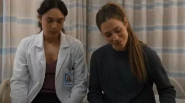 Pull raglan côtelé Icone porté par Hayley (Natasha Calis) comme on le voit dans SkyMed (S03E03)