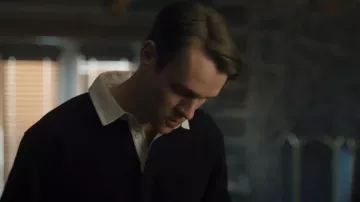 Chemise à col boutonné Mango portée par Nowak (Thomas Elms) comme on le voit dans SkyMed (S03E04)