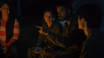 Thevintagetwin Veste militaire authentique des années 1970 portée par Chopper (Praneet Akilla) comme on le voit dans SkyMed (S03E05)