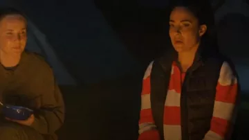 Pull polo GAP 24/7 à ourlet fendu porté par Marianne Feriera (Nicola Correia-Damude) comme on le voit dans SkyMed (S03E05)