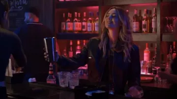 Blouson aviateur court en similicuir au look vintage Boohoo porté par Madison Van Camp (Emilia McCarthy) comme on le voit dans SkyMed (S03E05)