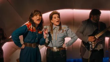 Carol Anderson California Vestido Vintage Maxi Prairie Western Cowgirl Rodeo Cinturón Denim Caballo usado por Aimee-Leigh Gemstone (Jennifer Nettles) como se ve en The Righteous Gemstones (S04E06)
