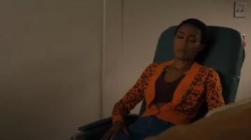 Urban Outfitters Out From Under Go For Gold Haut sans couture porté par Lexi (Mercedes Morris) comme on le voit dans SkyMed (S03E06)