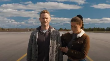 Marine Layer Sherpa Lined Button Up porté par Hayley (Natasha Calis) comme on le voit dans SkyMed (S03E06)
