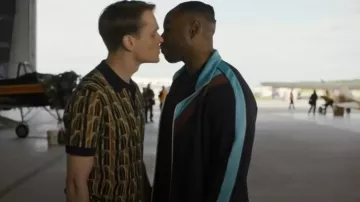 Le 31 Polo rétro en jacquard porté par Nowak (Thomas Elms) vu dans SkyMed (S03E09)