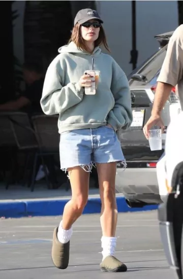 Zapatillas de exterior Subu Coyote Nannen usadas por Hailey Bieber en Palm Springs el 10 de abril de 2025