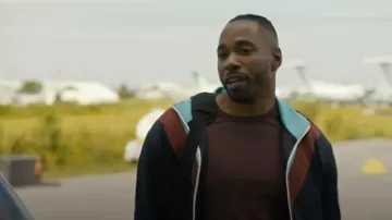 Sweat-shirt zippé Lacoste porté par Tristan (Kheon Clarke) vu dans SkyMed (S03E09)