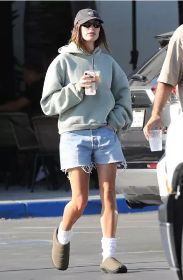 Denim by Orlee Pantalones cortos Levi's vintage usados por Hailey Bieber en Palm Springs el 10 de abril de 2025