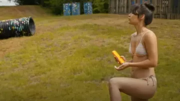 Top de bikini Roxy Wavy Stripe Mini Triangle usado por Crystal (Morgan Holmstrom) como se ve en SkyMed (S03E09)