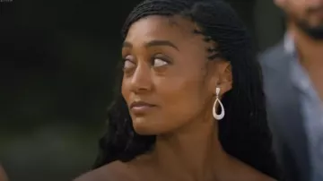 Claire’s Silver-ton Cutout Pavé Teardrop Earrings 1.5" Drop Earrings portées par Lexi (Mercedes Morris) comme on le voit dans SkyMed (S03E09)