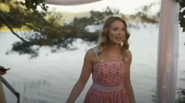 Talbots Voile Fit & Flare Maxi Dress by Madison Van Camp (Emilia McCarthy) comme on le voit dans SkyMed (S03E09)