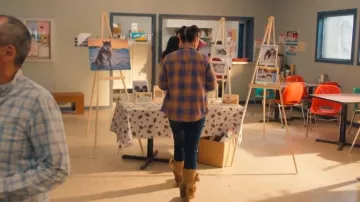 Kanada Tall Mukluk usado por Siaja (Anna Lambe) como se ve en Norte de Norte (S01E06)
