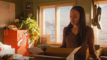 Brazalete de cable trenzado de Free People usado por Neevee (Maika Harper) como se ve en North of North (S01E06)