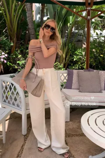 Sac fourre-tout en cuir Alaia Le Teckel porté par Leonie Hanne sur sa Story Instagram le 10 avril 2025