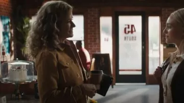 Veste moderne en tweed J. Jill en miel portée par Patty (Nancy Travis) comme on le voit dans Grosse Pointe Garden Society (S01E08)