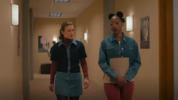 Robe courte en tweed et denim Sandro portée par Phoebe Duncan (Molly Kunz) comme on le voit dans The Irrational (S02E04)
