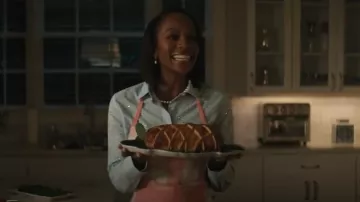 Camisa delantera con botones adornados de Talbots en raya junto al lago usada por Catherine (Aja Naomi King) como se ve en Grosse Pointe Garden Society (S01E08)