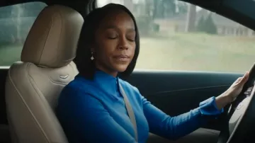 Alice + Olivia Porla Collared Sweater porté par Catherine (Aja Naomi King) comme on le voit dans Grosse Pointe Garden Society (S01E08)