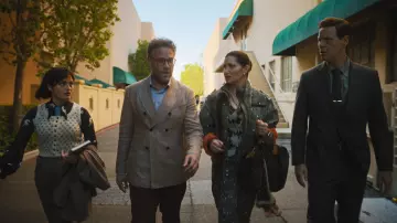 Veste militaire portée par Maya Mason (Kathryn Hahn) dans The Studio