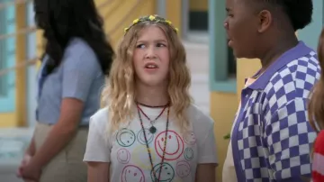Camiseta gráfica de Gap Kids usada por Kombucha (Kinley Cunningham) como se ve en The Thundermans: Undercover (T01E12)