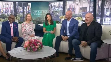 Sandro Lorel Robe chemise maxi à manches courtes portée par Kaylee Hartung comme on le voit dans Today le 14 avril 2025