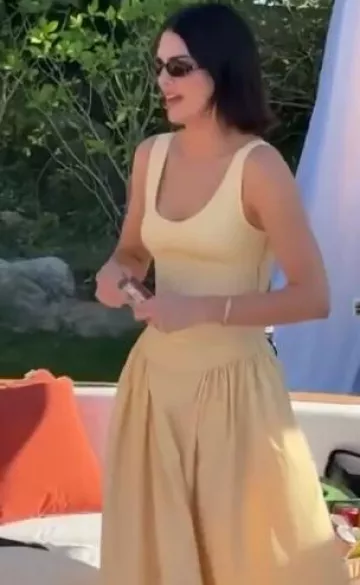 Gryp Case Gryp Suction Case en Sage Grey porté par Kendall Jenner à Coachella post le 11 avril 2025