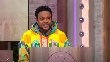 Sweat à capuche à logo à carreaux BruceGlen porté par Sherri Shepherd comme on le voit à Sherri le 7 avril 2025