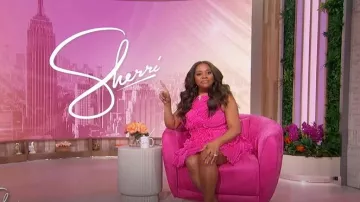 Mini-robe à volants Amur Emilia Cascade portée par Sherri Shepherd comme vue à Sherri le 7 avril 2025